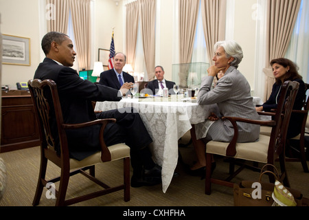 US-Präsident Barack Obama spricht mit Christine Lagarde, geschäftsführende Direktorin des Internationalen Währungsfonds bei einem Treffen 7. September 2011 in der nationalen Sicherheit AdvisorÕs West Wing-Büro im Weißen Haus. Teilnehmer des Treffens von links, sind: National Security Advisor Tom Donilon; Mike Froman, stellvertretenden nationalen Sicherheitsberater für internationale wirtschaftliche Angelegenheiten; Caroline Atkinson, Special Assistant des Präsidenten für internationale ökonomische Beziehungen; und Nemat Shafik, stellvertretender Geschäftsführer des IWF. Stockfoto