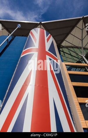 Britischen Union Jack-Flagge auf dem Ascot Racecourse Tribüne in der herrlichen Sonne. Berkshire, England, Vereinigtes Königreich. Stockfoto