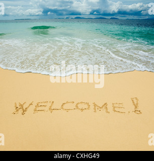 Willkommen in einem tropischen Sandstrand geschrieben Stockfoto