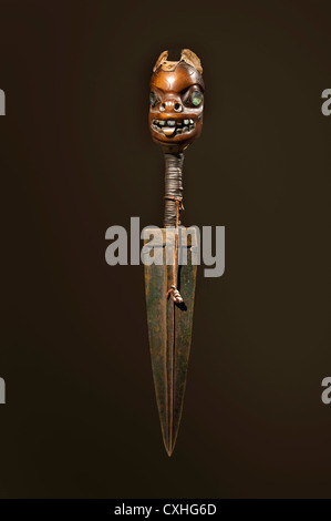 Dolch des 19. Jahrhunderts Vereinigten Staaten Alaska Tlingit Elfenbein Eisen Hülle Leder 37 cm Stockfoto