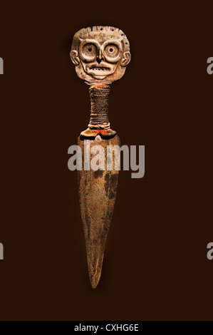 Dolch-Janus-Gesicht-Tlingit-British-Columbia oder Alaska 1750 Eisen Tauwerk native gebräunter Haut Handel mit Tuch Stockfoto