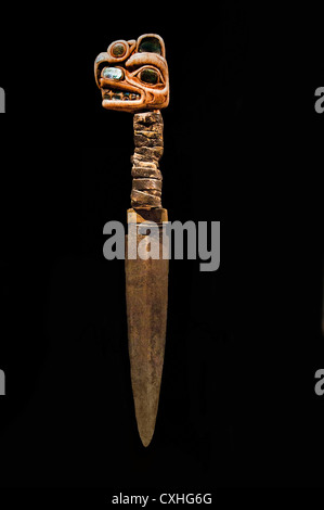 Dolch des 19. Jahrhunderts Vereinigten Staaten Alaska Tlingit Elfenbein Eisen Hülle Leder 37 cm Stockfoto