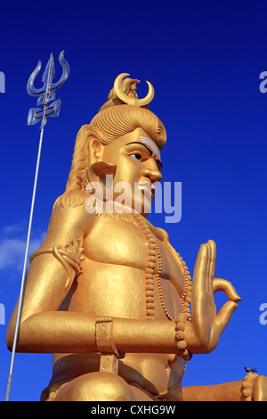 Statue des Hindu-Gottes Shiva mit Dreizack Speer (Trisula, Trishula) im Koneswaram-Tempel in Trincomalee auf Sri Lanka. Stockfoto