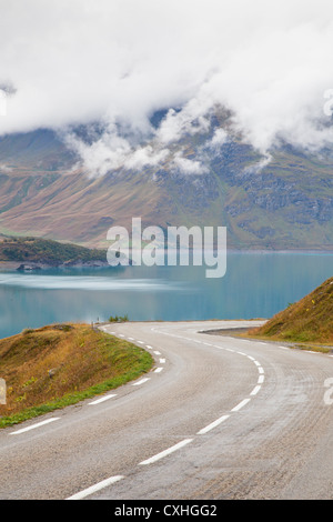 Geschwungene Straße neben dem Lac du Mont Cenis, Savoie, Frankreich Stockfoto