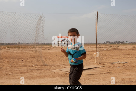 Syrische Flüchtlinge Fuß vorbei an riesige Löcher in den Zaun im Zaatari Refugee Camp Jordan am 29. September 2012. Riesige Flächen des Zauns ein Stockfoto