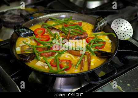 Paella gekocht wird in einem Restaurant in Mallorca, Spanien Stockfoto