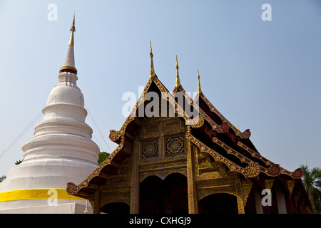 Weiße Chedi der buddhistische Tempel Wat Phra Singh in Chiang Mai in Thailand Stockfoto