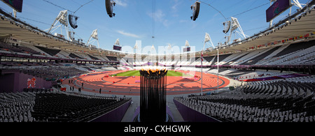 Olympische Kessel, London, Vereinigtes Königreich. Architekt: Heatherwick Studio, 2012. Alles in allem Panoramablick vom mittleren Ebene mit leeren Stockfoto