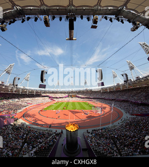 Olympische Kessel, London, Vereinigtes Königreich. Architekt: Heatherwick Studio, 2012. Gesamtansicht vom Obergeschoss mit vollen Stadion. Stockfoto