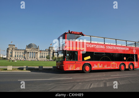 Top Seightseeing Tour-Bus vor dem Reichstag Berlin Deutschland Stockfoto