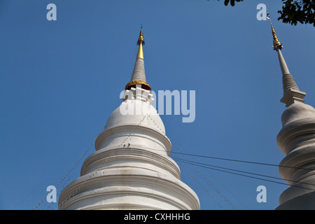 Weiße Chedi der buddhistische Tempel Wat Phra Singh in Chiang Mai in Thailand Stockfoto