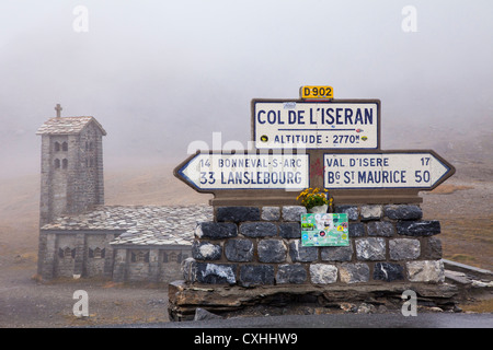 Höhe-Zeichen und Kapelle an der Spitze des Col de L'Iseran, Savoie, Frankreich. Stockfoto