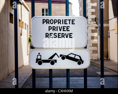 Keine Parkplätze Fahrzeuge werden abgeschleppt Zeichen in Chartres, Loire, Frankreich Stockfoto