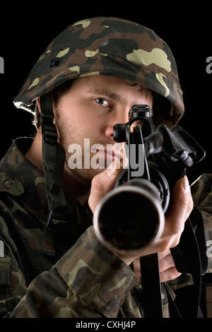 Bereit Soldat mit dem Ziel einer Gewehr im studio Stockfoto