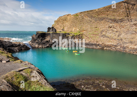 Ansichten der blauen Lagune am Abereiddy, Pembrokeshire, Süd-Wales, UK. Stockfoto