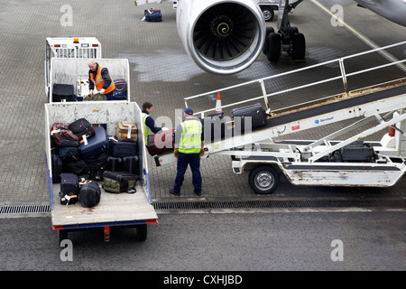 Gepäckabfertiger laden United Airlines Boeing 757 am Belfast International Airport Stockfoto