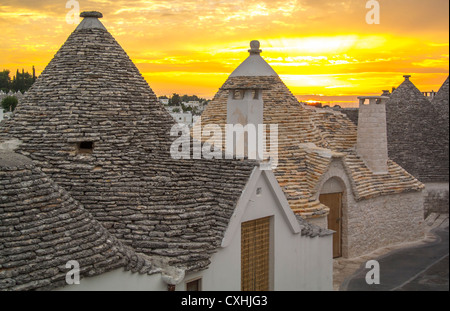 Trulli nach Sonnenuntergang, Alberobello, Apulien, Italien Stockfoto