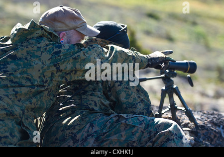 Gemeinsame Basis ELMENDORF - Richardson, Alaska - Anchorage Polizei Abteilung spezielle Waffen und Taktiken (SWAT) Team Offiziere Zug auf dem High-Angle Sniper Strecke am Joint Base Elmendorf-Richardson, Dienstag, August 28, 2012. Die spezialisierte Ausbildung bereitet die Offiziere für mehrere Szenarien, in denen die Treffsicherheit und Aufklärung notwendig sein kann. Stockfoto