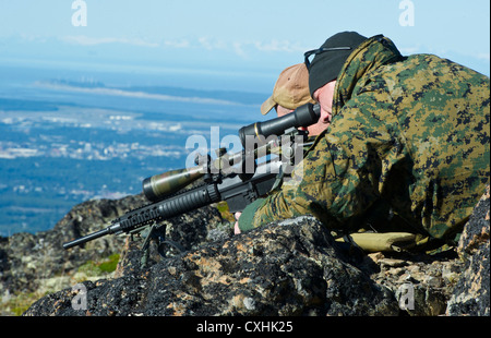 Gemeinsame Basis ELMENDORF - Richardson, Alaska - Anchorage Polizei Abteilung spezielle Waffen und Taktiken (SWAT) Team Offiziere Zug auf dem High-Angle Sniper Strecke am Joint Base Elmendorf-Richardson, Dienstag, August 28, 2012. Die spezialisierte Ausbildung bereitet die Offiziere für mehrere Szenarien, in denen die Treffsicherheit und Aufklärung notwendig sein kann. Stockfoto