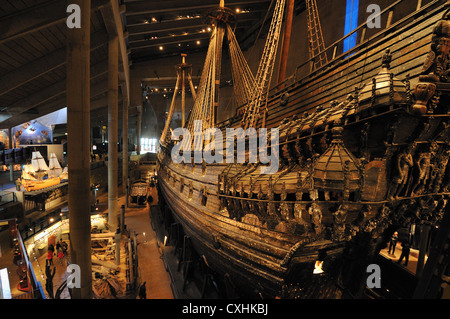 Mit Blick auf das Modell und die original erhaltenen Kriegsschiff Vasa im Vasa-Museum in Djurgarden Stockholm, Stockholms Lan, Schweden Stockfoto