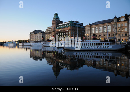 Schiffe und Radisson Blu Strand Hotel morgens um Nybrokajen in Stockholm; Stockholms Lan, Schweden Stockfoto