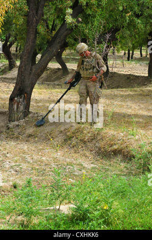 TARIN KOT, Afghanistan, einem australischen Armee Soldat mit der 2 Combat Engineer Regiment, Royal Australian Ingenieure, überprüft den Boden für ein Ied während des Betriebs Kalak Hode 5, einem wichtigen Spiel Operation in der Khas Uruzgan Bezirk von Afghanistan, Sept. 7, 2012. Stockfoto