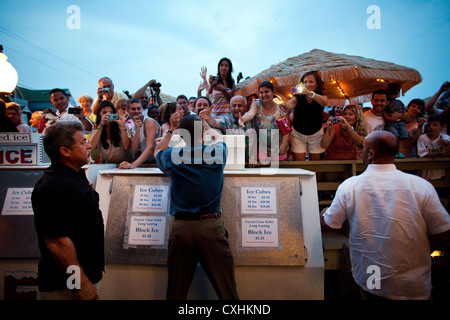 US-Präsident Barack Obama begrüßt Menschen in Nancys Restaurant August 21, 2011 in Oak Bluffs, Massachusetts. Stockfoto