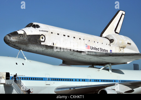 Die NASA Space Shuttle Endeavour, thront auf der Spitze eine modifizierte Boeing 747-100 Airliner, Grundstücke an der Abfahrt/Ankunft Flugplatz zu Biggs Army Airfield 19.09.20. Die Endeavour hat decommsioned gewesen und war auf dem Weg über Land zu Edwards Air Foce Base, vor ihren Ruhestand home Umzüge im California Science Center in Los Angeles. Stockfoto