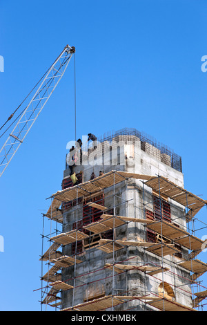 Turm, Gebäude im Bau mit Kran über blauen Himmelshintergrund Stockfoto
