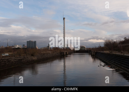 Ein Gebiet von historischem Interesse, verkommen und nicht genutzt, Govan Graving Docks mit dem Science Center und Glasgow Tower im Hintergrund, Schottland Stockfoto