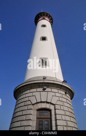 Leuchtturm von Ouistreham auf dem blauen Himmelshintergrund im Département Calvados in der Region Basse-Normandie in Frankreich Stockfoto