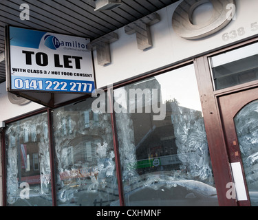 Geschlossenes Geschäft mit weiß getünchten Fenstern und mit Verkaufseinheit, um Zeichen in Clarkston, Glasgow zu lassen. Stockfoto