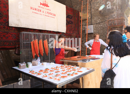 Ein Norweger geräucherter Lachs stand am Samstagvormittag Maltby Straßenmarkt in Bermondsey, Southwark, SE London Stockfoto