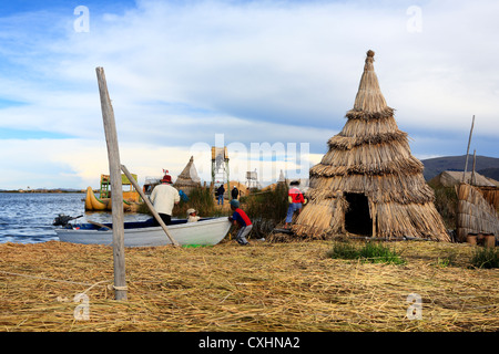 Schwimmende Inseln bewohnt von Uru Menschen, Titicaca-See, in der Nähe von Puno, Peru Stockfoto