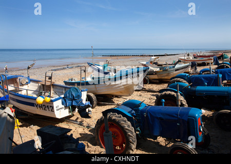 Traktoren und Angelboote/Fischerboote am Strand von Cromer Norfolk England Stockfoto