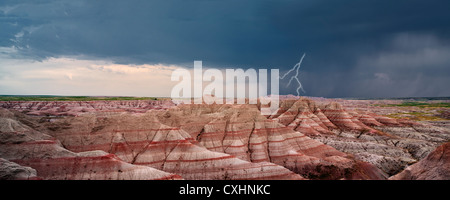 Panoramablick über farbenfrohe Felsformationen mit Gewitter und Donner... Badlands Nationalpark, South Dakota. Stockfoto