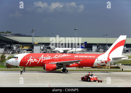 Air Asia Airlines Airbus Jet Flugzeug auf dem Rollfeld in KLCC Flughafen in der Nähe von Kuala Lumpur, Malaysia. Stockfoto