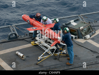 Karibik (Sept. 21, 2012) Ein Team von NAVAIR Norfolk Ablösung einer BQM-74E Drohne für den Start von der Flight Deck der Oliver Hazard Perry vorbereiten - Klasse geführte-missile Frigate USS Underwood (FFG 36). Underwood ist die Teilnahme an UNITAS Atlantic 53-2012, einer Kombination aus Südamerika und US-Flotte - geförderte jährliche Übung, in der sich Teilnehmer aus Brasilien, Kanada, Kolumbien, Dominikanische Republik, Mexiko, die USA und das Vereinigte Königreich. Stockfoto