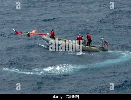 Karibik (Sept. 21, 2012) Segler zum Oliver Hazard Perry zugeordnet - Klasse geführte-missile Frigate USS Underwood (FFG 36) eine starre - Hull Inflatable Boat ein BQM-74E drone wiederherzustellen können nach einer Live-fire drone Übung. Underwood ist die Teilnahme an UNITAS Atlantic 53-2012, einer Kombination aus Südamerika und US-Flotte - geförderte jährliche Übung, in der sich Teilnehmer aus Brasilien, Kanada, Kolumbien, Dominikanische Republik, Mexiko, die USA und das Vereinigte Königreich. Stockfoto