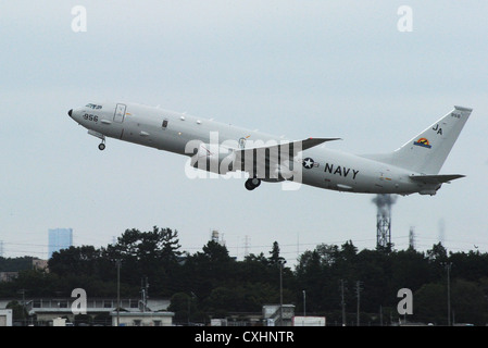 P-8A Poseidon zieht aus dem flug Linie an der Naval Air Facility Atsugi. Die P-8A Poseidon ist Ersatz-Plattform der Marine für die P-3C, und ist so konzipiert, dass die Zukunft der Marine in langfristig zu sichern Bereich maritime Patrol Fähigkeit in der Umgestaltung, wie maritime Patrol der Marine und Reconnaissance Force Mann, Zug, zu bedienen und zu implementieren. Die P-8A mehr Kampfkraft bietet aus einer kleineren Kraft- und weniger Infrastruktur bei gleichzeitiger Konzentration auf die weltweiten Reaktionsfähigkeit und Interoperabilität mit traditionellen bemannten Kräfte und sich entwickelnden unbemannten Sensoren. Stockfoto