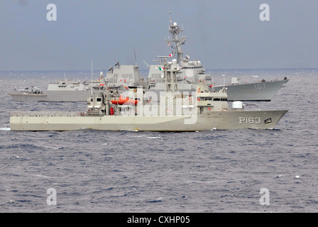 Karibik (Sept. 21, 2012) Die mexikanische Marine patrol Schiff ARM Independencia (PO-163) unterwegs mit der Arleigh-Burke-Klasse geführte Anti-raketen-Zerstörer USS Schwer (DDG107) während einer Drohne Übung für UNITAS Atlantic 2012. UNITAS Atlantic 2012 ist eine jährliche Übung der Marine von der US-Flotte gehostet und besteht aus marineeinheiten aus 13 verschiedenen Partnerstaaten Stockfoto