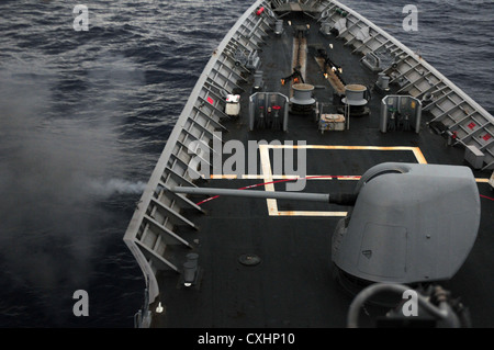Karibik (Sept. 22, 2012) Das Mk 45/5-Zoll leichte Pistole ist aus dem vorschiff der Ticonderoga gefeuert - Klasse geführte-missile Cruiser USS Anzio (CG68) während einer schießwesen Übung für UNITAS Atlantic 2012. UNITAS Atlantic 2012 ist eine jährliche Übung der Marine von der US-Flotte gehostet und besteht aus marineeinheiten aus 13 verschiedenen Nationen. Stockfoto