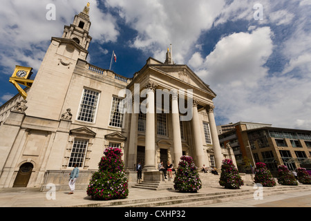 Leeds Civic Hall, Millenium Square Leeds. 1933 eröffnete vergoldet die äußeren Merkmale zwei Eulen, ein Symbol von Leeds. Stockfoto