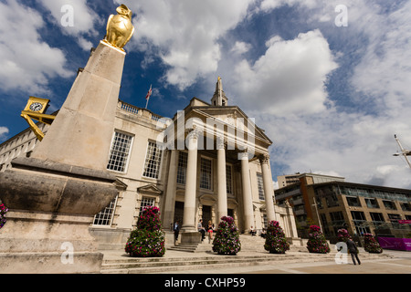 Leeds Civic Hall, Millenium Square Leeds. 1933 eröffnete vergoldet die äußeren Merkmale zwei Eulen, ein Symbol von Leeds. Stockfoto