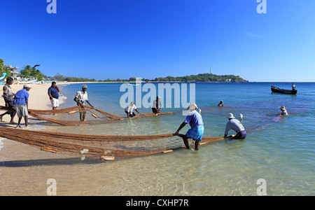 Fischer in einem großen Fischernetz am Dutch Bay in Trincomalee auf Sri Lanka zu schleppen. Stockfoto