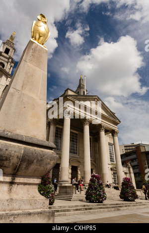 Leeds Civic Hall, Millenium Square Leeds. 1933 eröffnete vergoldet die äußeren Merkmale zwei Eulen, ein Symbol von Leeds. Stockfoto