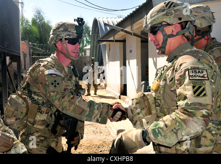 Erster Leutnant Morgan Cina grüßt Brig. Gen. Chris Hughes während des Allgemeinen battlefield Verkehr in der Nähe der internationalen Grenze in Spin Boldak, Afghanistan, Sept. 24, 2012. Hughes ist der stellvertretenden kommandierenden General der Spielraum für die 3 Infantry Division und regionalen Command-South. Cina ist Executive Officer von Sicherheit Kraft Hilfe Team 10. Cina's Home ist 1. Bataillon des 4.Infanterie Division des 8 Infanterie Regiment. Er ist aus Valencia, Calif. Stockfoto