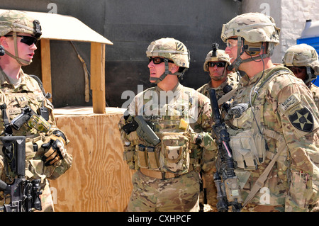 Von links, Kapitän Joe Walker, Befehlshaber der Sicherheitskräfte Hilfe Team 10, Gespräche mit Brig. Gen. Chris Hughes, stellvertretender kommandierender General der Manöver für die 3 Infantry Division und regionalen Command-South, und Oberstleutnant Steven Soika, Kommandant der 5. Bataillon, 20 Infanterie Regiment, 2 Infanterie Division, während der General battlefield Verkehr Tour der Grenzübergang entlang der internationalen Grenze in Spin Boldak, Afghanistan, Sept. 24, 2012. Walker's home Einheit ist 4.Infanterie Division 1st Battalion, 14th Infantry Regiment. Er ist aus Smyrna, Tenn. Stockfoto