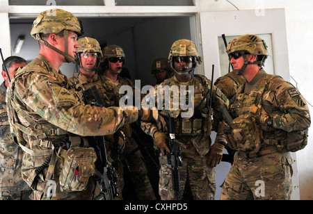 Von links, Kapitän Joe Walker, Befehlshaber der Sicherheitskräfte Hilfe Team 10, Gespräche mit Brig. Gen. Chris Hughes, stellvertretender kommandierender General der Manöver für die 3 Infantry Division und regionalen Command-South, während der General battlefield Verkehr tour in der Nähe der internationalen Grenze in Spin Boldak, Afghanistan, Sept. 24, 2012. Walker's home Einheit ist 4.Infanterie Division 1st Battalion, 14th Infantry Regiment. Er ist aus Smyrna, Tenn. Stockfoto