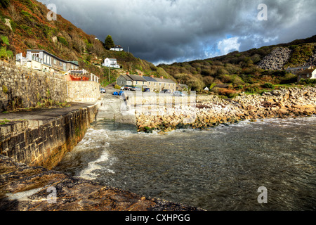 Später Bucht, Cornwall Hafen Hafen Flut in dramatischer Himmel Tag betrachten in Richtung Dorf Hafenmauer Stockfoto